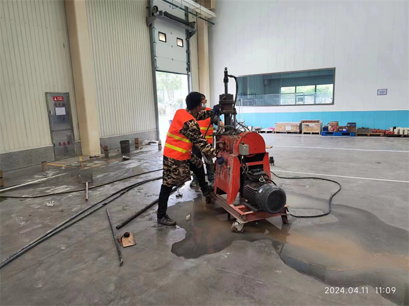 三乡镇厂房地面下沉塌陷注浆加固施工